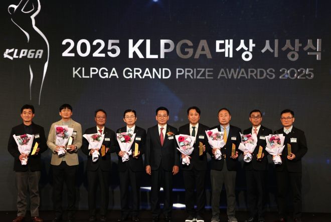 김상열(가운데) KLPG 회장이 지난달 28일  서울 강남구 그랜드인터컨티넨탈 서울 파르나스에서 열린 ‘2025 KLPGA(한국여자골프협회) 시상식’에서 김주상(왼쪽 세번째) 동부건설 경영지원본부장  등 공로상을 수상한 수상자들과 기념촬영하고 있다. 동부건설 제공