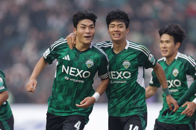 전북 현대 박진섭이 2월 16일 전주월드컵경기장에서 열린 2025 K리그1 1라운드 김천 상무와의 홈 경기에서 득점한 뒤 전진우와 세레머니하고 있다. K리그 제공