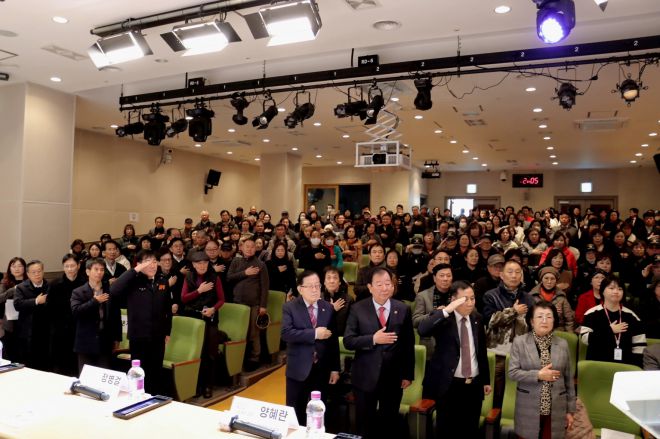 ‘경기도 실버세대 디지털 활용 지원 조례 제정을 위한 입법정책토론회’에서 참석자들이 국민의례를 하고 있다.(사진=경기도의회)