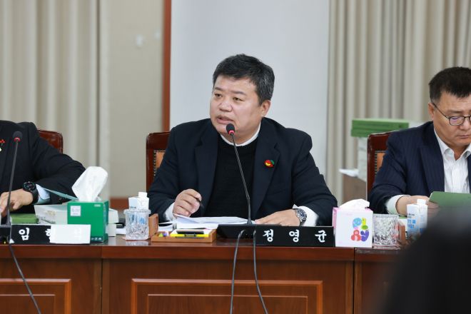 정영균 도의원이 예산안 심사 중 질문 하고 있다.