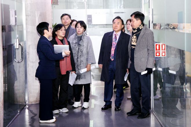 중구의회, 충무창업큐브 방문 점검 - 서울 중구의회는 행정보건위운 조미정 위원, 소재권 위원, 양은미 위원, 윤판오 의장이 청년창업센터 충무창업큐브를 방문해 점검했다고 밝혔다.  중구의회 제공
