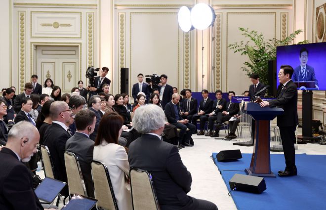 이재명 대통령이 3일 외신 기자들과 기자회견을 하고 있다. 연합뉴스