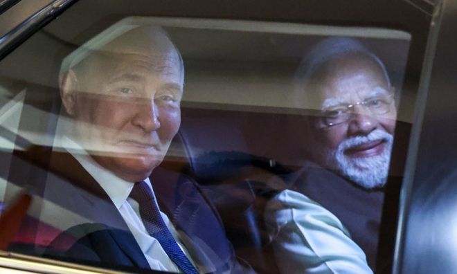 4일(현지 시간) 인도 뉴델리 팔람 공군기지에서 나렌드라 모디 인도 총리(오른쪽)가 블라디미르 푸틴 러시아 대통령과 함께 리무진을 타고 이동하고 있다. 로이터 연합뉴스