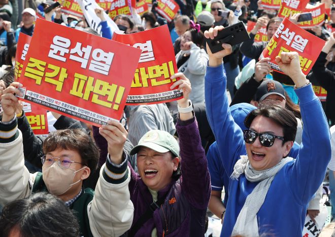 헌법재판소가 윤석열 전 대통령 탄핵 사건에 대해 인용을 선고한 4일 서울 용산구 한남동 관저 인근에서 탄핵에 찬성한 시민들이 환호하고 있다. 연합뉴스