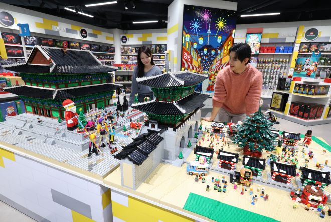 레고로 재해석한 ‘K컬처’ - 4일 서울 용산구 아이파크몰 6층에 마련된 레고코리아 공식 레고스토어 용산점에서 관계자들이 레고 작품을 관람하고 있다. 5일 국내 최대 규모로 개장하는 이 매장은 ‘K컬처’를 주제로 한국 문화를 재해석한 레고 작품을 선보인다. 7일까지 한정 프로모션을, 8일부터는 크리스마스 이벤트를 진행한다. 뉴시스