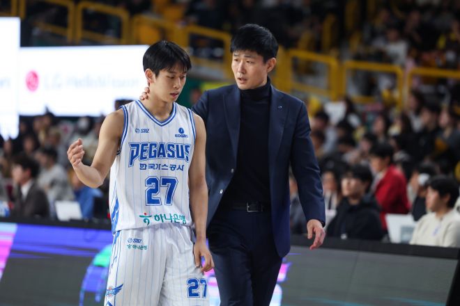 강혁 대구 한국가스공사 감독이 4일 창원체육관에서 열린 2025~26 프로농구 정규시즌 창원 LG와의 원정 경기에서 양우혁과 대화하고 있다. KBL 제공