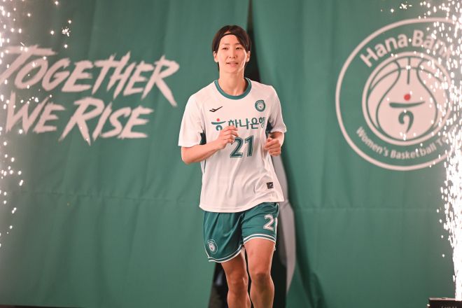 부천 하나은행 이이지마 사키가 17일 부천체육관에서 열린 2025~26 여자프로농구 정규시즌 개막전 아산 우리은행과의 홈 경기에 입장하고 있다. WKBL 제공