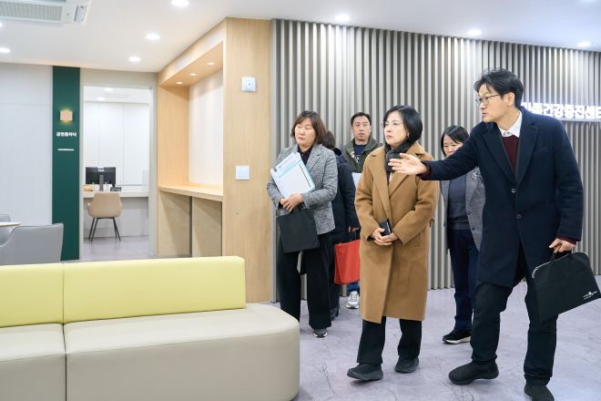 이수희 서울 강동구청장이 지난 3일 강동구보건소 ‘가족건강증진센터’ 조성 현장을 점검하고 있다. 강동구 제공