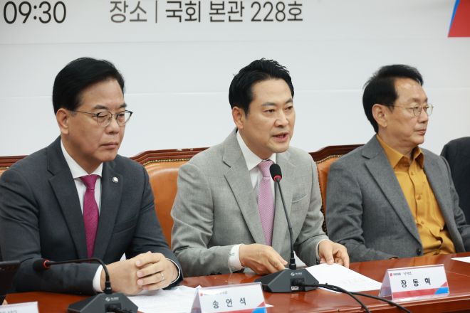 장동혁(가운데) 국민의힘 대표가 5일 서울 여의도 국회에서 열린 이재명 정권 6개월 국정평가 회의에서 발언하고 있다. 왼쪽부터 송언석 원내대표, 장 대표, 김도읍 정책위의장. 뉴시스