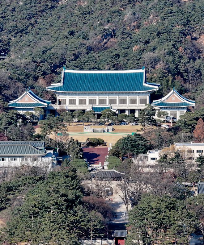 다시 ‘청와대 시대’… 이달 대통령실 이전 - 대통령실이 이달 말 청와대 이전 완료를 목표로 다음주부터 순차적으로 이사하면서 3년 7개월간의 ‘용산 시대’가 저물고 ‘청와대 시대’가 다시 열릴 전망이다. 사진은 4일 서울 종로구 청와대 전경. 뉴스1