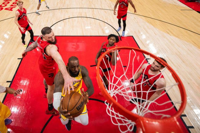 르브론 제임스(로스앤젤레스 레이커스)가 5일(한국시간) 캐나다 토론토의 스코샤뱅크 아레나에서 열린 2025~26 미국프로농구(NBA) 정규시즌 토론토 랩터스와의 원정 경기에서 산드로 마뮤켈라시빌리에게 막히고 있다. AFP 연합뉴스