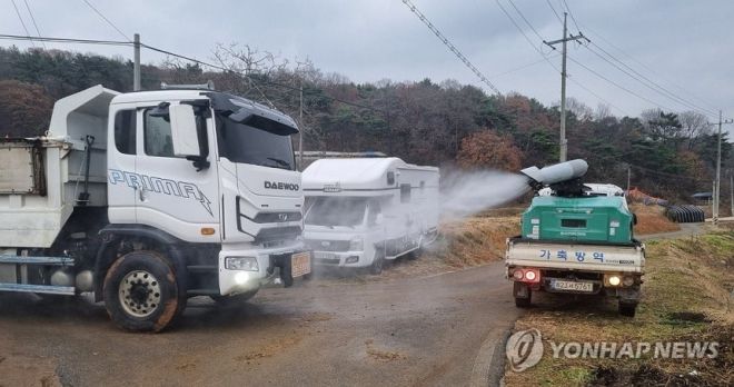 충남 당진시 송산면 돼지농장에서 도내 처음으로 아프리카돼지열병(ASF)이 발생한 가운데 방역 당국이 25일 농장 주변을 긴급 방역하고 있다. 2025.11.25 충남도 제공. 연합뉴스