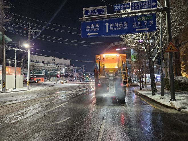 4일 밤 수원시 제설차가 도로 눈 치우기 작업을 하고 있다. (수원시 제공)