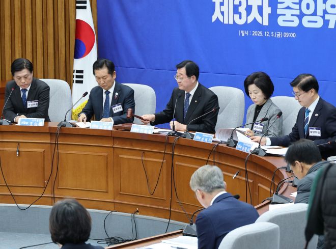 민주당 중앙위, ‘1인 1표제’ 당헌 수정안 상정 - 더불어민주당 민홍철 중앙위원회 의장이 5일 서울 여의도 국회에서 열린 제3차 중앙위 회의에서 당원 주권 강화를 위해 추진 중인 이른바 ‘1인 1표제’ 도입 관련 당헌 수정안을 상정하고 있다. 2025.12.5 연합뉴스