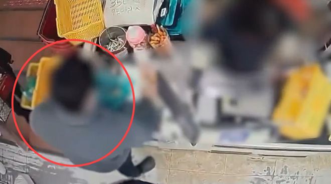 지난 3일 경남 창원시에서 있었던 ‘모텔 흉기 난동 사건’ 피의자가 범행 전 모텔 인근 마트에서 음식류와 흉기를 사고 있다. 2025.12.4. 경남경찰청 제공