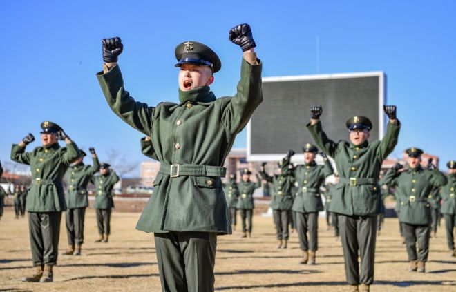 “나는 해병이다” - 4일 경북 포항 해병대 교육훈련단 연병장에서 열린 신병 1323기 수료식에서 6주간의 혹독한 기초·특성화 훈련을 마친 547명이 정예 해병대원이 된 것을 자축하며 함성을 지르고 있다. 해병대교육훈련단 제공