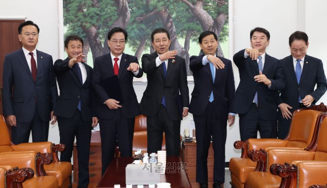 김병기(오른쪽 네번째) 더불어민주당 원내대표와 송언석(왼쪽 세번째) 국민의힘 원내대표가 지난 2일 국회에서 2026년도 예산안 처리를 위한 합의문에 서명 후 기념촬영을 위해 참석자들을 부르고 있다. 2025.12.2 안주영 전문기자