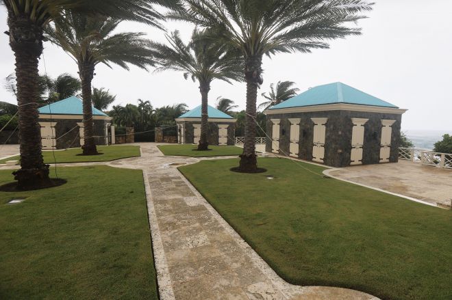 美하원 의원들, 엡스타인 ‘미성년자 성매매 섬’ 사진 공개 - 미국 하원 감독위원회 소속 민주당 의원들이 공개한 미성년자 성착취범 고 제프리 엡스타인의 범행 장소로 알려진 미국령 버진아일랜드 리틀 세인트 제임스 섬의 전경. 민주당 의원들은 “끔찍한 범죄의 전말을 규명하는 데 기여하기 위한 것”이라며 이 섬에 있는 엡스타인 저택의 사진 100여장과 영상 4편을 공개했다. 버진아일랜드 AP 연합뉴스