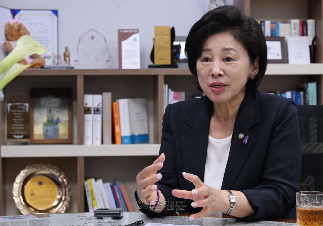 남인순 더불어민주당 의원이 지난 7월 서울신문과 인터뷰를 하고 있는 모습. 안주영 전문기자
