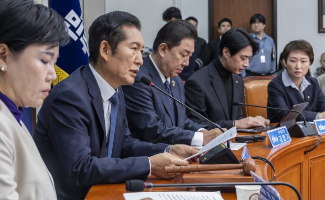 정청래(왼쪽 두 번째) 더불어민주당 대표가 지난달 24일 국회에서 열린 최고위원회의에서 발언하고 있다. 2025.11.24 연합뉴스