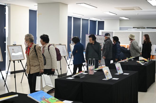 지난 1일 국립제주트라우마치유센터에서 열린 사진·미술·문학 치유 프로그램의 결과물을 모은 전시 ‘치유를 나누다, 마음을 잇다’를 관람하는 관객들. 국립제주트라우마치유센터 제공