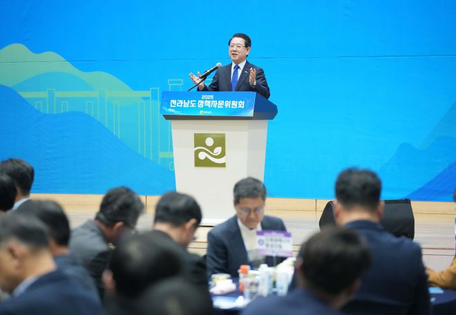 김영록 전남지사가 5일 도청 왕인실에서 열린 ‘2025년 정책자문위원회’에 참석해 인사말을 하고 있다.