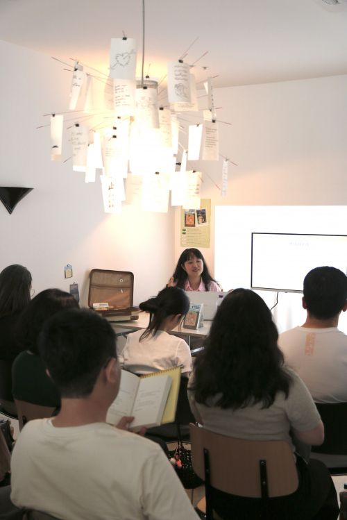 전소현씨가 지난 7월 8일 세종에서 열린 <복닥맨션> 북토크 행사를 진행하고 있다. 전씨 제공