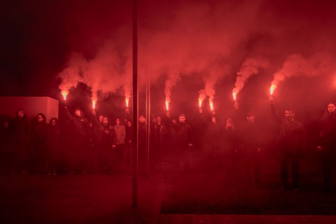 28일(현지시간) 우크라이나 수도 키이우 인근의 전사자 묘역에서 열린 우크라이나 항공정찰부태 ‘바라쿠다’ 소속 아르투르 발친스키의 장례식에서 조문객들이 조명탄을 들고 있다. 2025.11.28 키이우 AFP 연합뉴스