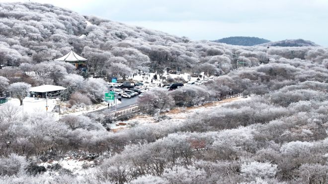 눈 덮인 한라산… 서울도 대설주의보 - 제주도 산지에 내려졌던 대설특보가 해제된 4일 오전 한라산 1100고지를 찾은 관광객들이 설경을 만끽하고 있다. 기상청은 이날 늦은 오후 서울 전역과 인천·강화, 경기 북부(고양 등 11곳), 강원 철원 등에 대설주의보를 발효했다. 제주 연합뉴스