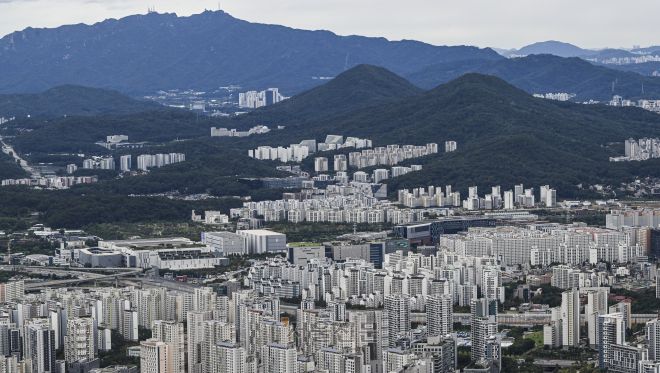 사진은 14일 경기 광주시 남한산성에서 바라본 서울 외곽지역과 경기 과천시 일대의 모습. 2025.10.14 이지훈 기자