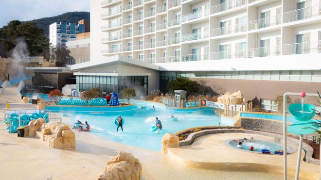 스플라스 리솜 ‘엄동설온’ 이벤트… 설경 속에서 워터파크·스파 즐기세요 - 호반호텔앤리조트가 운영하는 충남 예산군 ‘스플라스 리솜’이 설경 속에서 워터파크와 스파를 즐길 수 있는 ‘엄동설온’ 이벤트를 진행한다고 4일 밝혔다. 오는 20일부터는 야외에서 겨울 함박눈을 맞으며 온천 파도풀을 즐길 수 있는 ‘설온 파도타기’가 진행된다. 스트림리버존 이벤트 스파에선 내년 2월까지 설경 속에서 따뜻한 야외 온천을 즐길 수 있다. 스플라스 스파&워터파크는 섭씨 49.6도의 온천수가 공급되는 보양 온천 물놀이 시설로, 한겨울에도 야외 19개의 온천과 파도풀·슬라이드를 모두 운영한다. 크리스마스 특선 뷔페 등 풍성한 식음료(F&B) 이벤트도 진행한다. 사진은 스플라스 리솜 방문객들이 스플라스 스파&워터파크 야외 유수풀 스트림리버존에서 물놀이를 하는 모습. 호반호텔앤리조트 제공