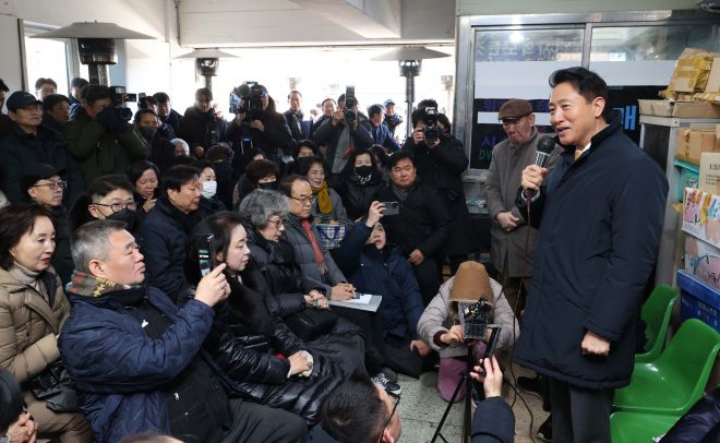 오세훈(오른쪽) 서울시장이 4일 종묘 경관 훼손 논란에 휩싸인 세운재정비 촉진지구 주민들을 만나 사업 추진 계획을 설명하고 있다. 연합뉴스