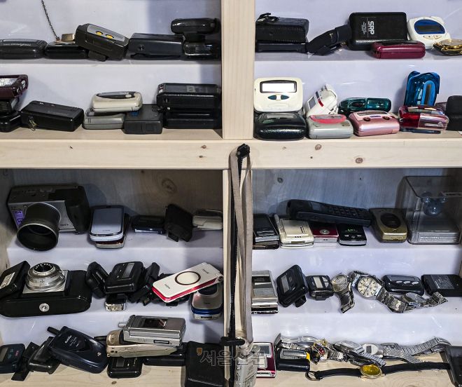 [천태만컷] 레트로 열풍, 과거를 그리워하다 - 부산의 한 골동품 전시장, 무선호출기(삐삐)와 접이식 휴대전화 등이 쌓여 있습니다. 잠시 옛 물건들을 구경하는 것만으로도 과거로 돌아간 듯한 착각이 듭니다. 우리가 레트로에 열광하는 까닭은 그 시절을 열심히 살아갔던 ‘나’를 그리워하기 때문인 것 같습니다. 이지훈 기자