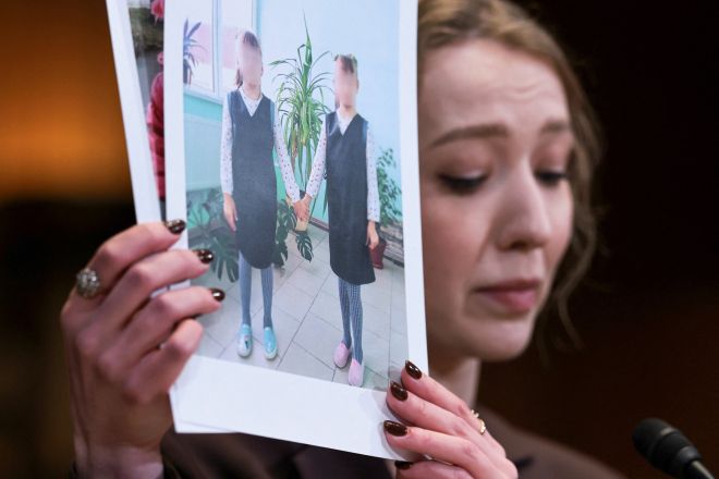 우크라 청소년들 강제 북송 증언한 변호사 - ‘우크라이나 지역인권센터’(RCHR) 소속 카테리나 라셰프스카 변호사가 3일(현지시간) 미국 워싱턴DC 국회의사당에서 열린 상원 세출위원회 산하 소위원회 청문회에 출석해 러시아군이 납치한 우크라이나 아동 사진을 들어 보이고 있다. 라셰프스카는 납치된 우크라이나 아동 중 최소 2명의 10대가 북한에서 강제 수용 생활을 하고 있다고 증언했다. 워싱턴DC 로이터 연합뉴스