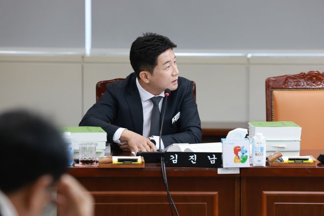 김진남(더불어민주당·순천5) 도의원이 예산 심사 과정에서 부적절한 발언을 한 도청 간부의 태도를 지적하고 있다.