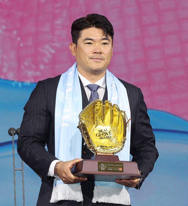 SSG 랜더스 노경은이 1일 서울 그랜드 워커힐 호텔에서 열린 2025 한국프로야구선수협회 리얼글러브 어워드에서 구원투수상을 받고 있다. 뉴스1