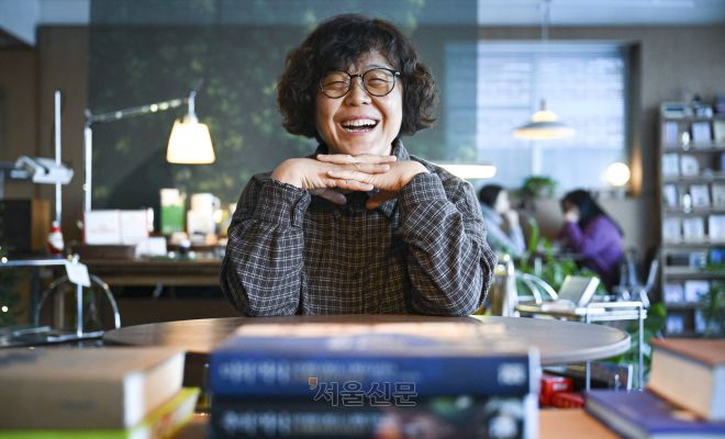 김중미 작가가 지난 2일 서울 강서구의 한 카페에서 “가난한 어린이와 청소년이 어려움을 딛고 성공해 부자가 되게 하는 것이 아니라 가난한 이들을 서로 연결하고 고립되지 않게 연결망을 만드는 일이 자신의 일”이라면서 ﻿웃고 있다. 이지훈 기자