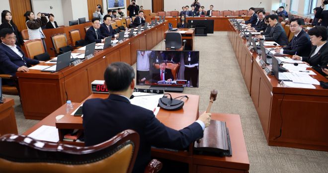 국회 산업통상자원중소벤처기업위원회 이철규 위원장이 4일 서울 여의도 국회에서 열린 제419회 국회(정기회) 산업통상자원중소벤처기업위원회 제9차 전체회의에서 여야 합의에 따라 산자위 대안으로 발의된 반도체특별법이 통과되고 있다. 2025.12.4. 연합뉴스