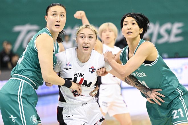 부천 하나은행 이이지마 사키와 김정은이 1일 부천체육관에서 열린 2025~26 여자프로농구 정규시즌 부산 BNK와의 홈 경기에서 김소니아와 경합하고 있다. WKBL 제공