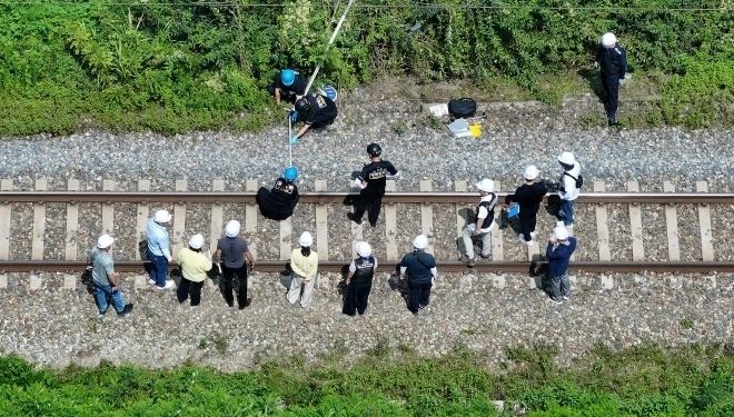 지난 8월 20일 경북 청도군 화양읍 삼신리 청도소싸움 경기장 인근 경부선 철로에서 전날 발생한 열차 사고에 대한 유관기관 합동 감식이 진행되고 있다. 같은 달 19일 이곳에서는 무궁화호 열차가 선로 인근에서 작업 중이던 근로자 7명을 치어 2명이 사망하고 5명이 다치는 사고가 났다. 청도 연합뉴스