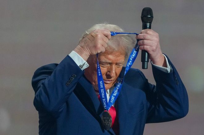 지난 5일 미국 워싱턴DC 케네디 센터에서 열린 2026 북중미 월드컵 본선 조 추첨식 무대에서 트럼프 대통령이 FIFA 평화상을 직접 목에 걸고 있다.