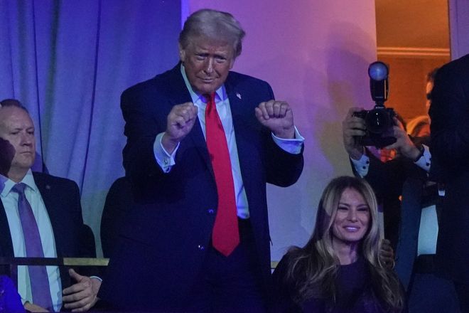 지난 5일 미국 워싱턴DC 케네디 센터에서 열린 2026 북중미 월드컵 본선 조 추첨식에 참석한 트럼프 대통령과 멜라니아 여사. AP 연합뉴스