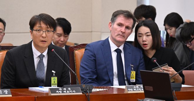 박대준 쿠팡 대표이사가 3일 서울 여의도 국회에서 열린 정무위원회의 쿠팡 개인정보 유출 관련 현안질의에서 의원 질의에 답하고 있다. 2025.12.3안주영 전문기자