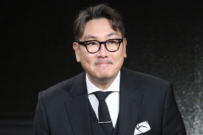 배우 조진웅이 1일 부산 중구 비프광장 야외무대에서 열린 ‘제29회 부산국제영화제’ 전야제에 참석해 인사를 하고 있다. 2024.10.1 뉴스1