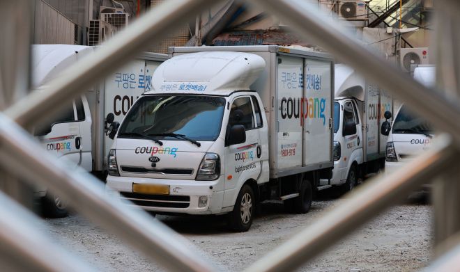 쿠팡 개인정보 유출 사태 소비자 불안 확산 - 이커머스 1위 업체 쿠팡에서 약 3천400만건에 이르는 대규모 개인정보가 유출된 가운데 4일 서울 시내 한 쿠팡 물류센터에 배송차량이 주차돼 있다. 3일 유통업계에 따르면 온라인상에서는 ‘쿠팡 사태’ 이후 로그인 시도와 스미싱 등 피해를 봤다는 사례가 잇따르고 있다. 2025.12.4 연합뉴스