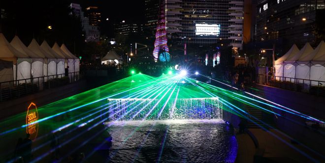 서울 청계천 복원 20주년 기념행사에서 레이저 아트가 청계천 위를 수놓고 있다. 이날 행사는 서울 청계광장에서 열렸다. 2025년 10월 1일. 뉴시스