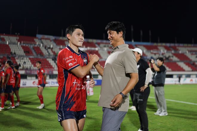 정정용 김천 상무 감독이 8월 23일 김천종합운동장에서 열린 2025 K리그1 27라운드 수원FC와의 홈 경기에서 3-2로 승리한 뒤 이동경과 기뻐하고 있다. K리그 제공