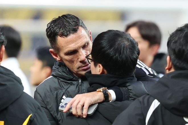 거스 포옛 전북 현대 감독이 6일 서울월드컵경기장에서 열린 2025 코리아컵 광주FC와의 결승에서 2-1로 승리한 뒤 이정효 광주 감독과 대화하고 있다. 뉴시스