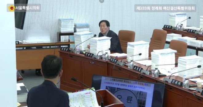 2026년 서울시교육청 예산 예산결산특별위원회 예산심사에서 기획조정실장(뒷모습)이 답변하고 있다.