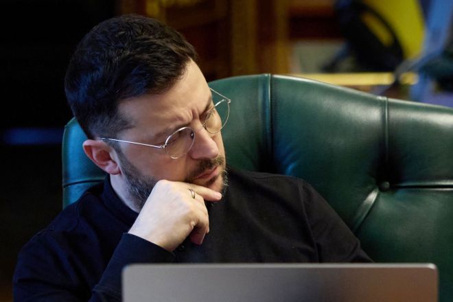 볼로디미르 젤렌스키 우크라이나 대통령이 2025년 11월 21일(현지시간) 키이우 집무실에서 프랑스 대통령, 영국 총리, 독일 총리와의 전화 통화 중 발언을 듣고 있다. 우크라이나 대통령실 제공·AFP 연합뉴스